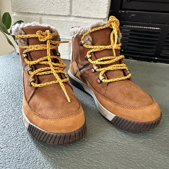 The North Face Boots
- Size 5 US - Picture 2 of 7